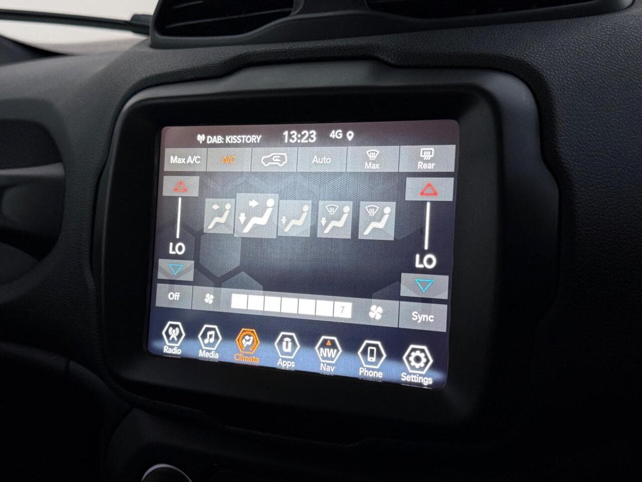 Jeep Renegade thumbnail Infotainment System