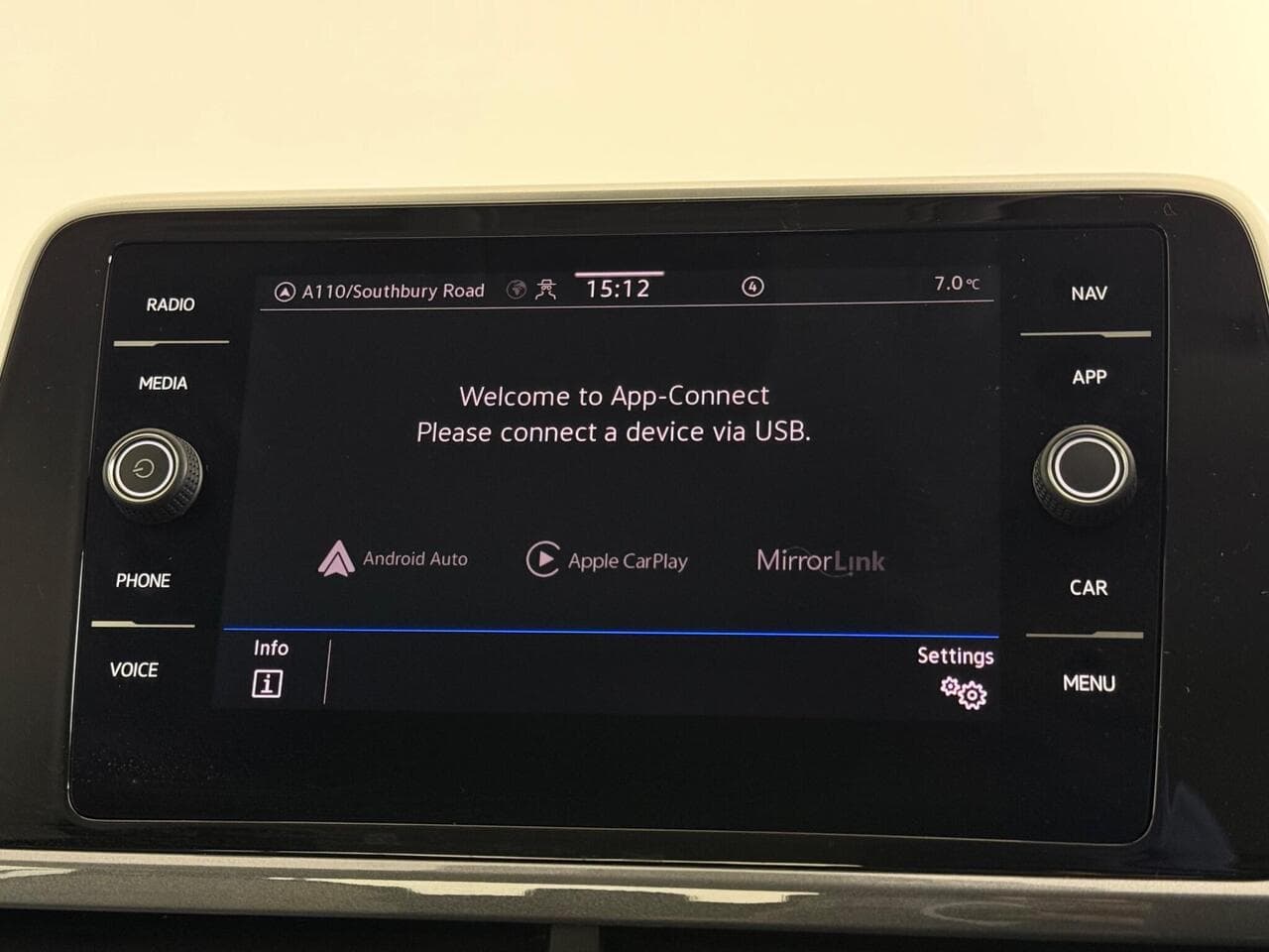 Volkswagen T-Roc thumbnail Infotainment System