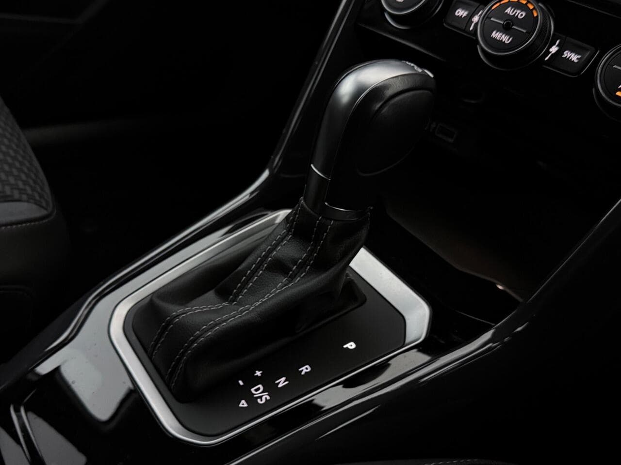 Volkswagen T-Roc thumbnail Interior Front