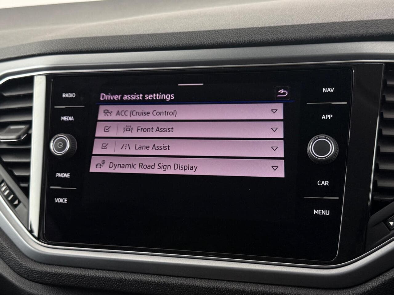 Volkswagen T-Roc thumbnail Infotainment System