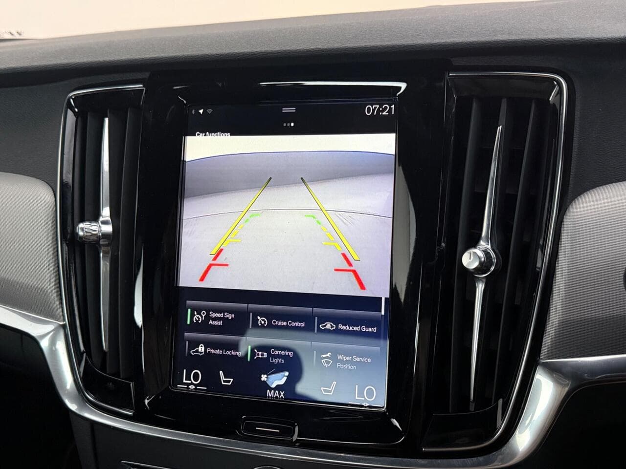 Volvo S90 thumbnail Infotainment System