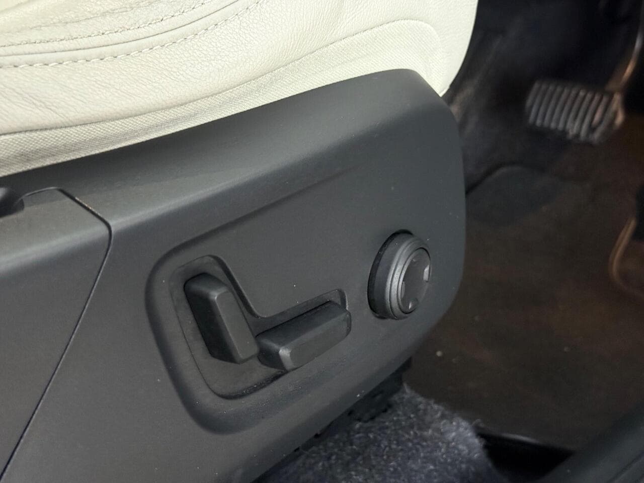 Volvo XC40 thumbnail Misc Controls