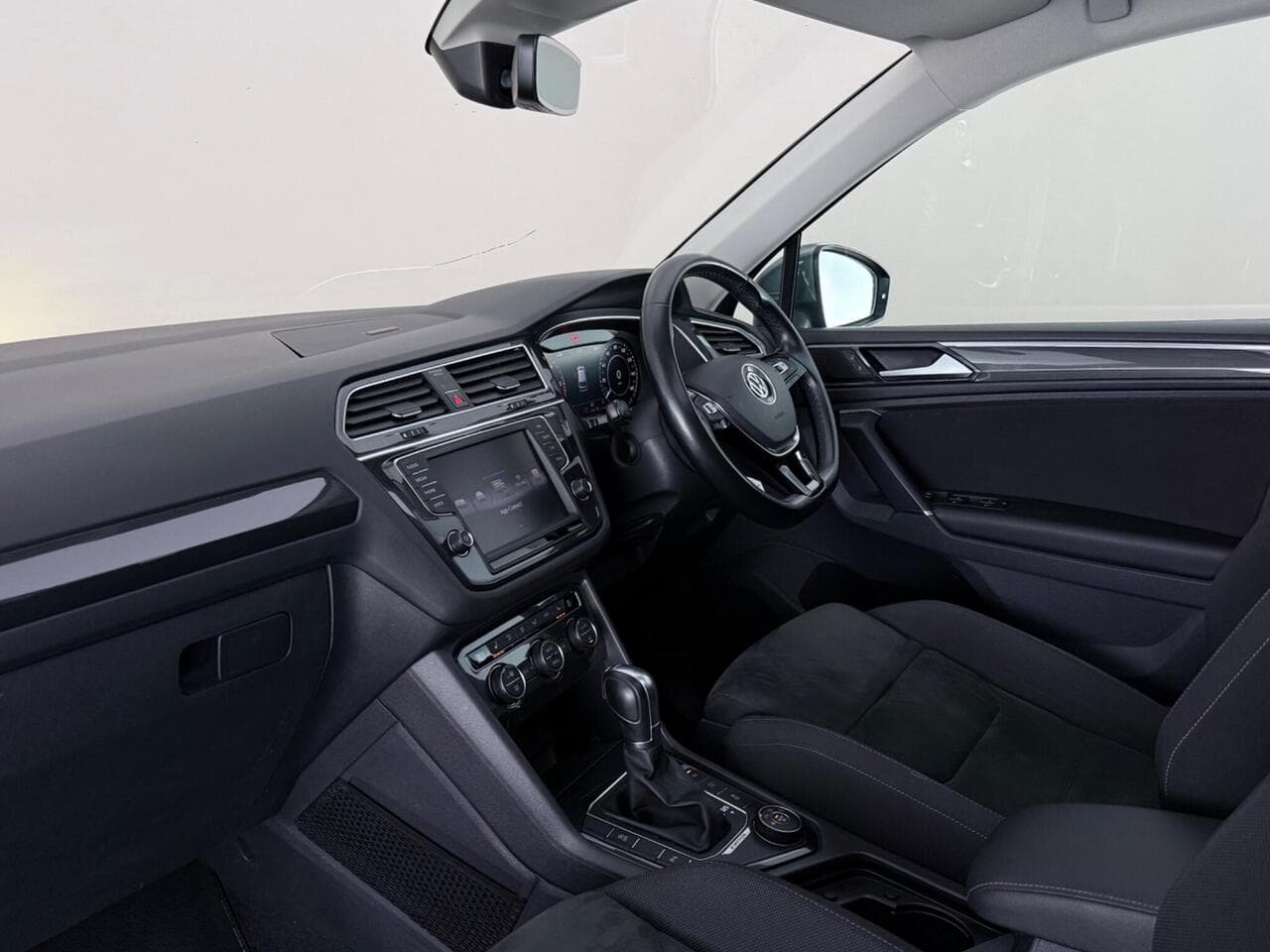 Volkswagen Tiguan thumbnail Interior Front