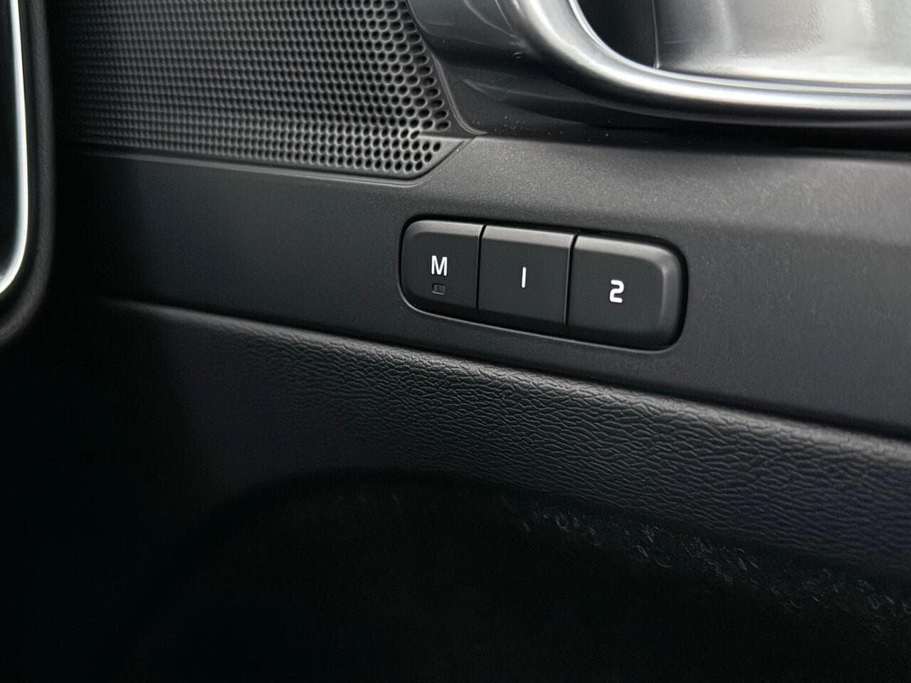 Volvo XC40 thumbnail Misc Controls