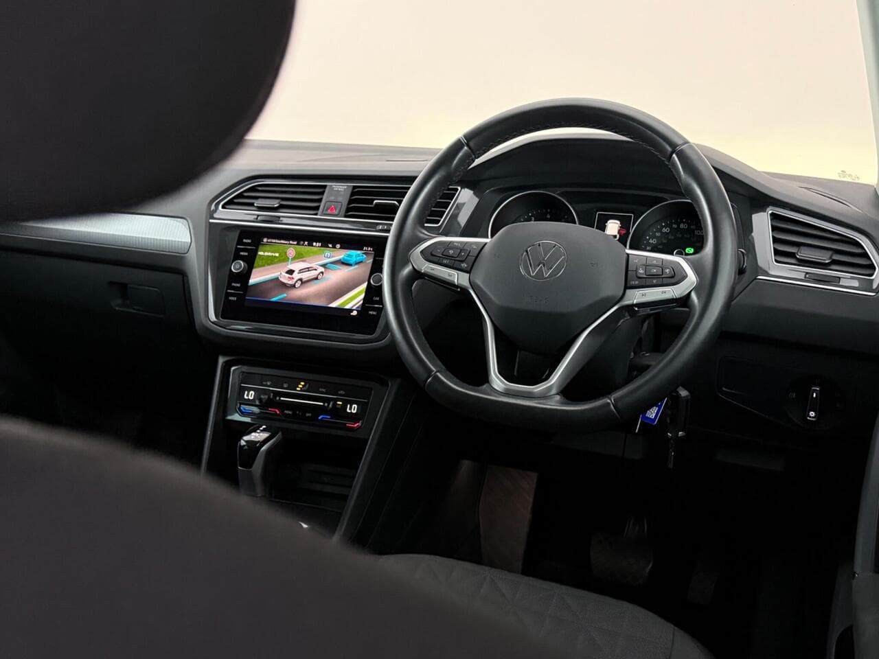 Volkswagen Tiguan thumbnail Interior Front