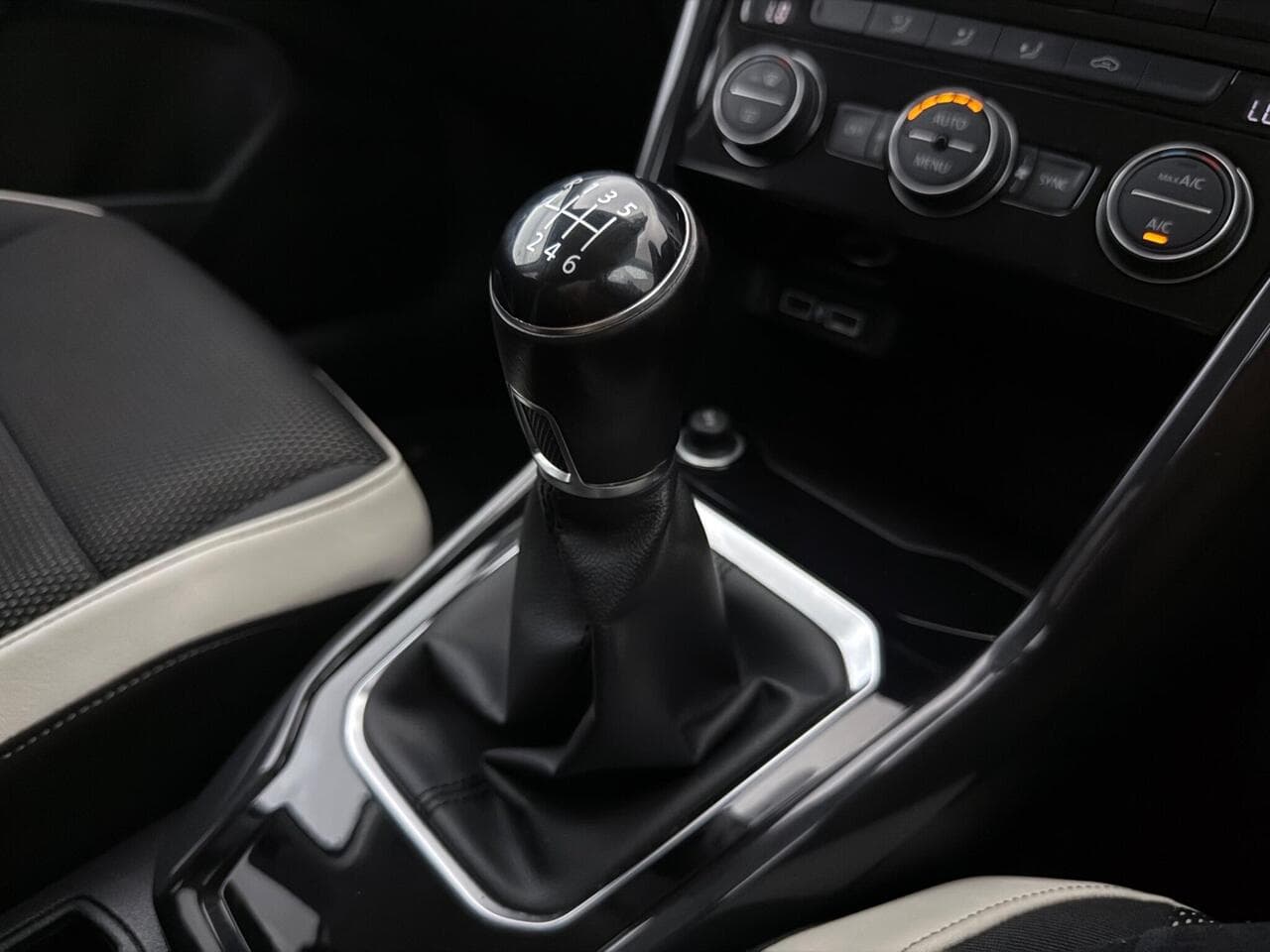 Volkswagen T-Roc thumbnail Interior Front