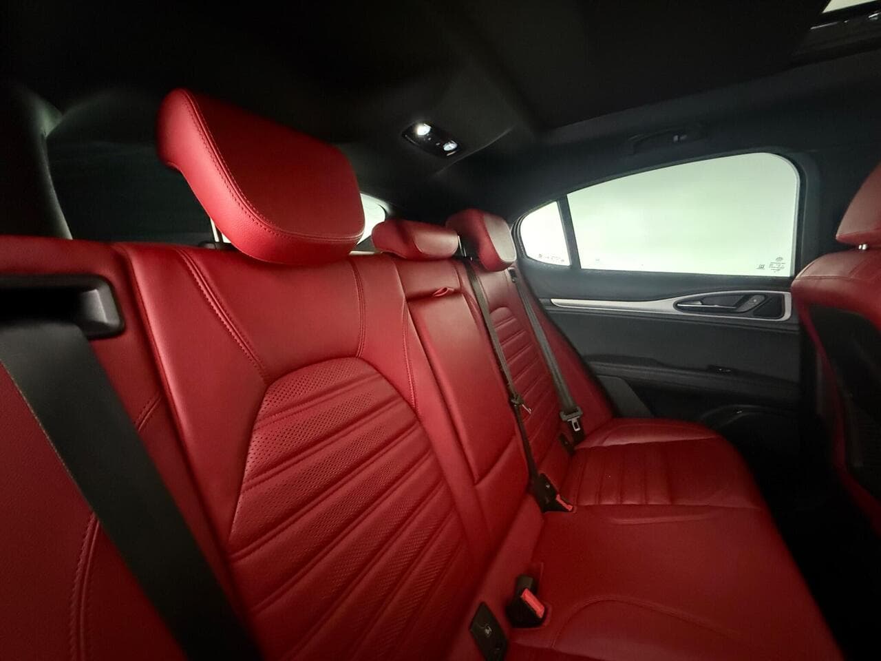 Alfa Romeo Stelvio thumbnail Seats Rear