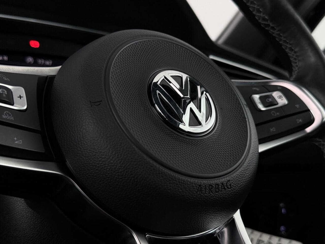 Volkswagen Tiguan thumbnail Steering Wheel
