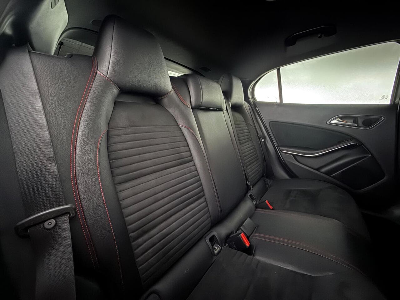 Mercedes-Benz GLA thumbnail Seats Rear