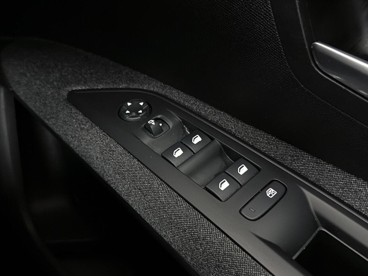 Peugeot 5008 thumbnail Misc Controls