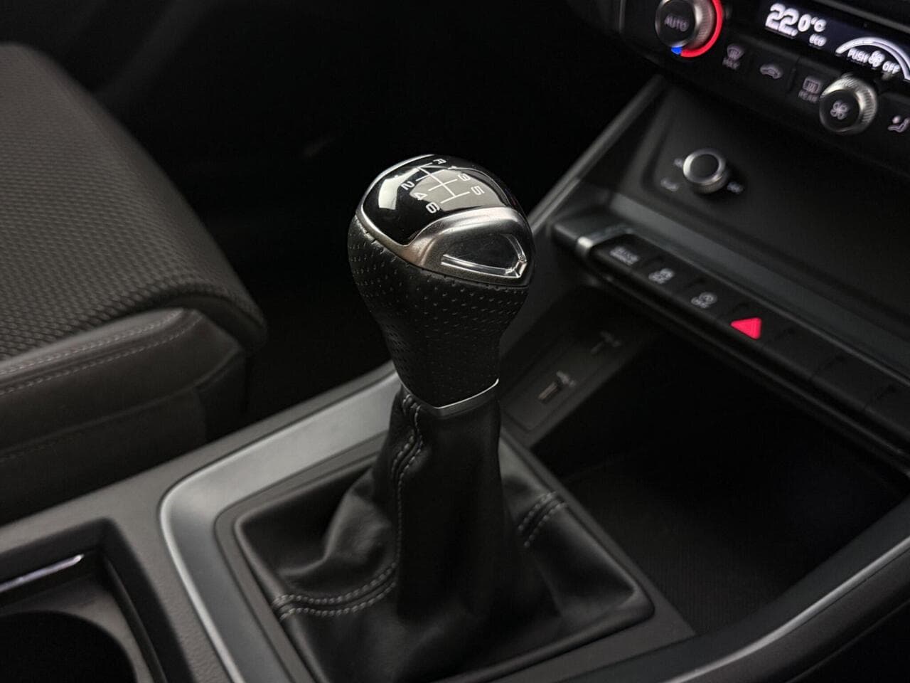 Audi Q3 thumbnail Interior Front