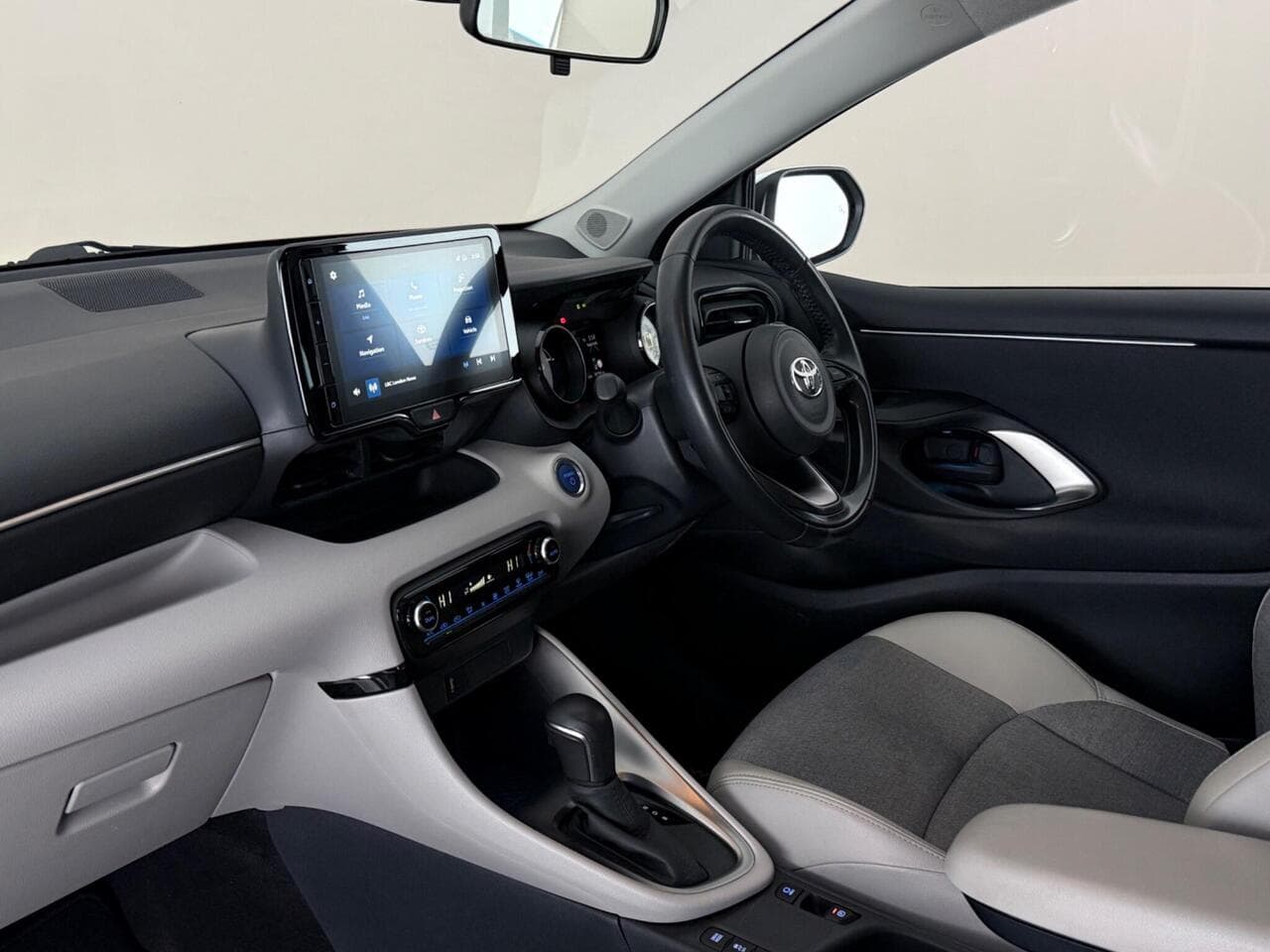Toyota Yaris thumbnail Interior Front
