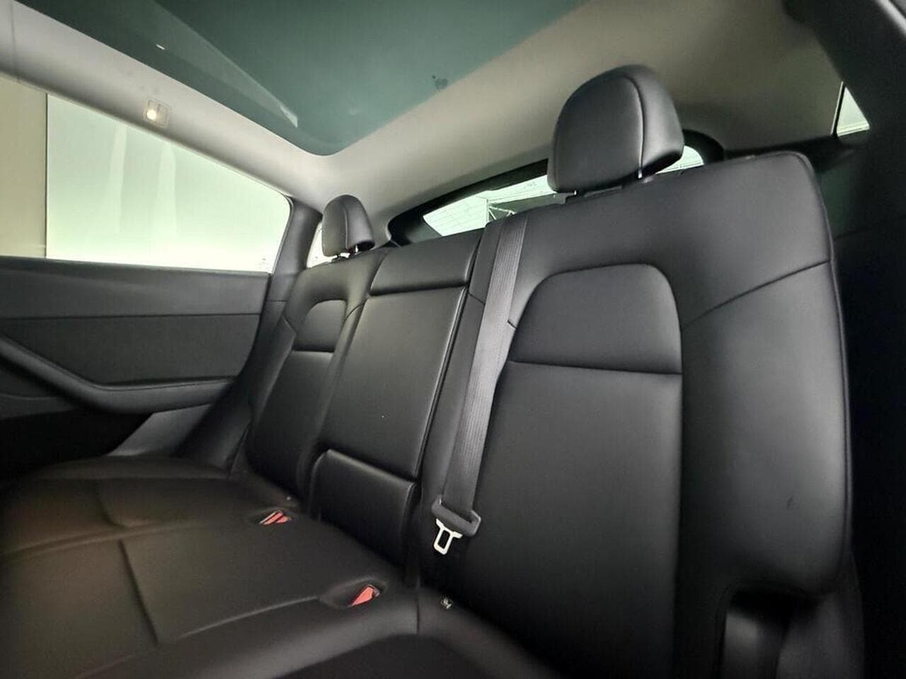 Tesla Model Y thumbnail Seats Rear