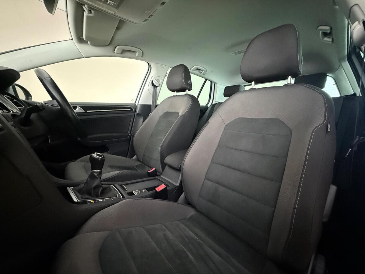 Volkswagen Golf thumbnail Seat Front Passenger