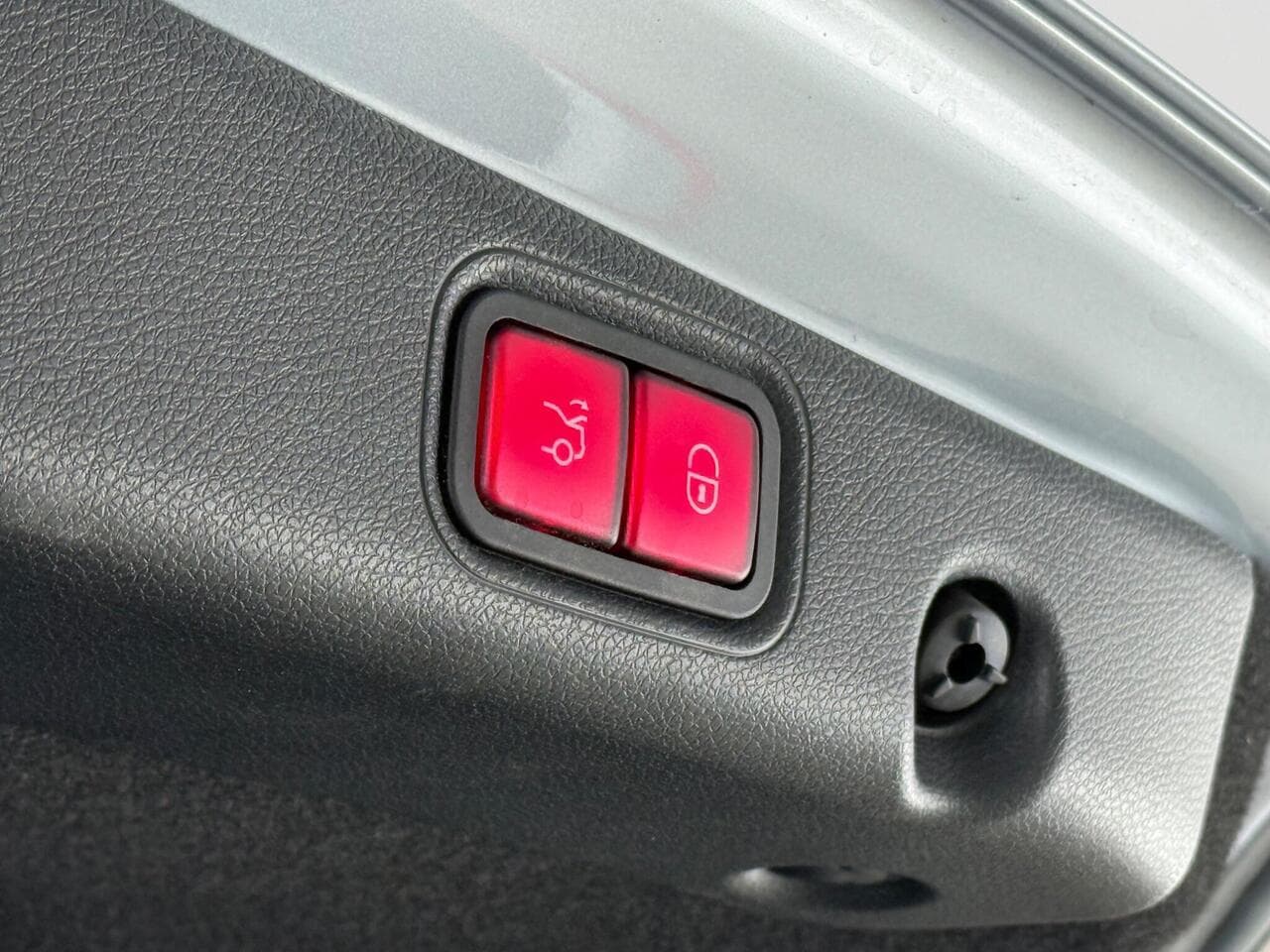 Mercedes-Benz E Class thumbnail Misc Controls
