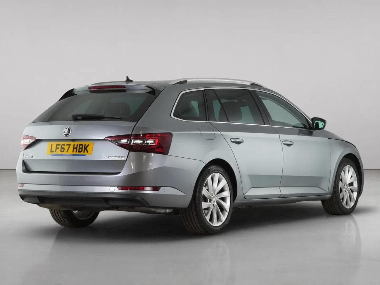 Skoda Superb thumbnail Rear Right