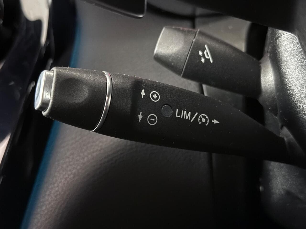 Mercedes-Benz GLC thumbnail Misc Controls