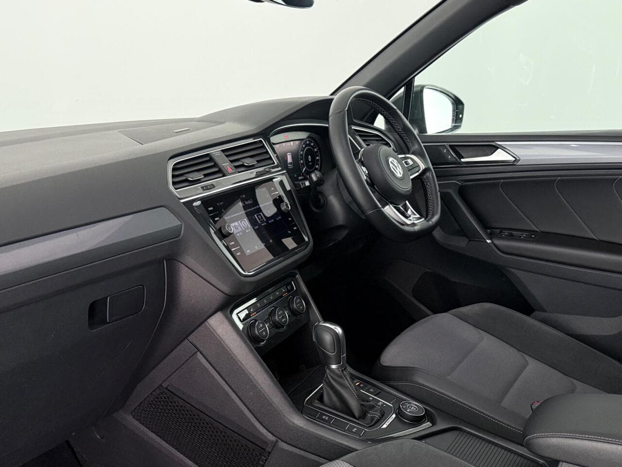 Volkswagen Tiguan thumbnail Interior Front