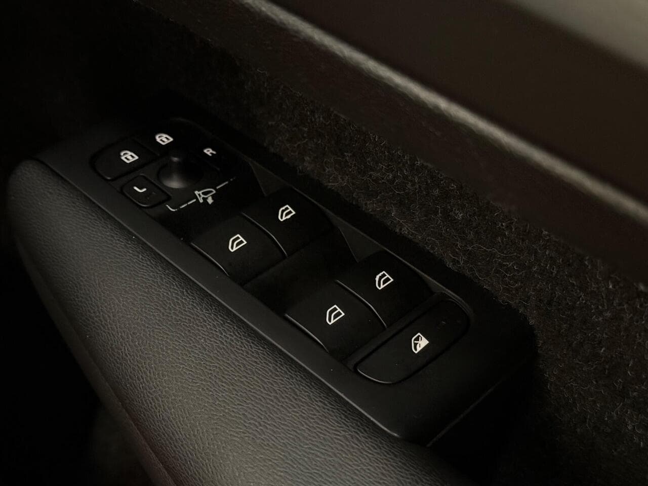 Volvo XC40 thumbnail Misc Controls