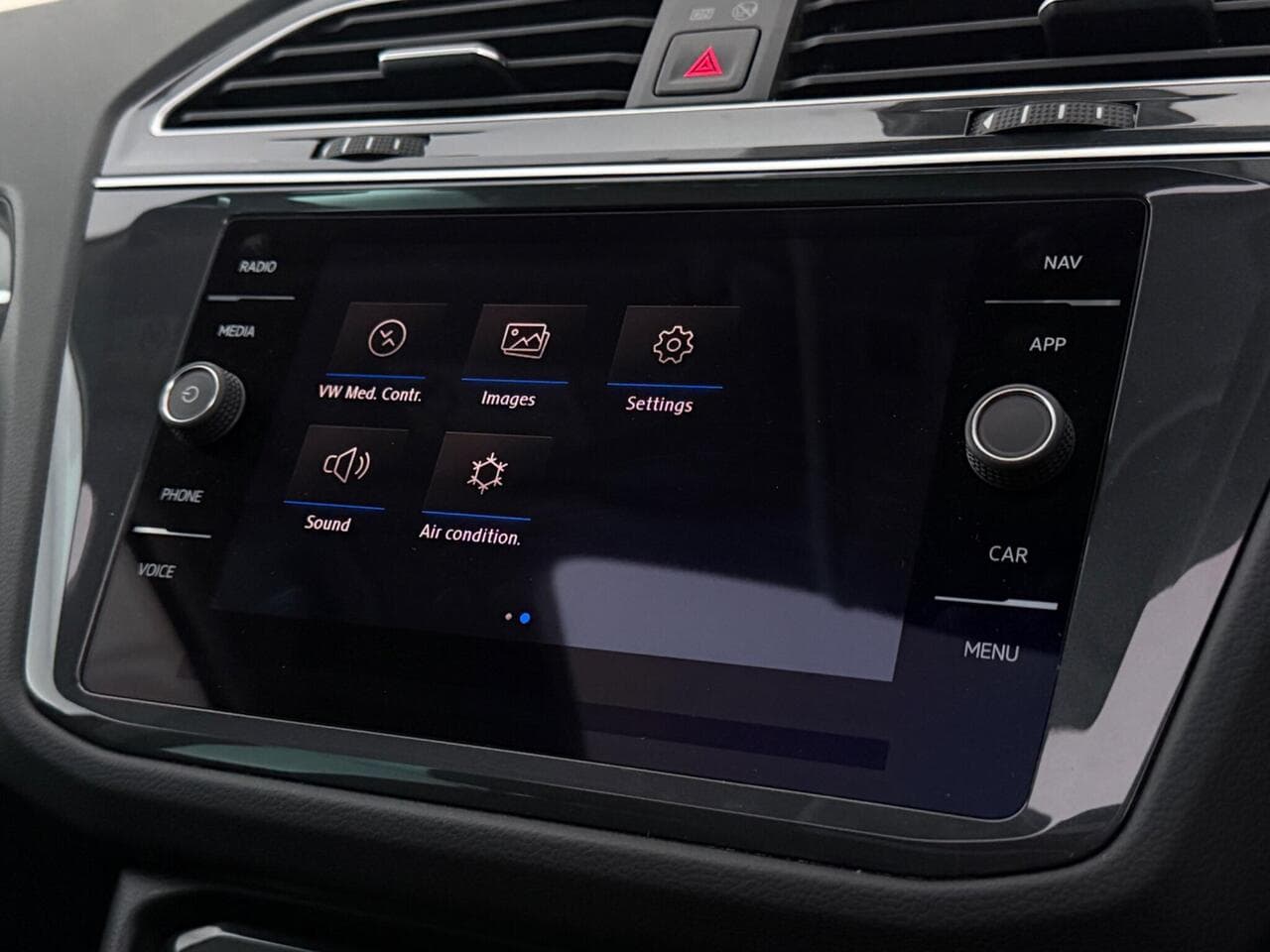 Volkswagen Tiguan thumbnail Infotainment System
