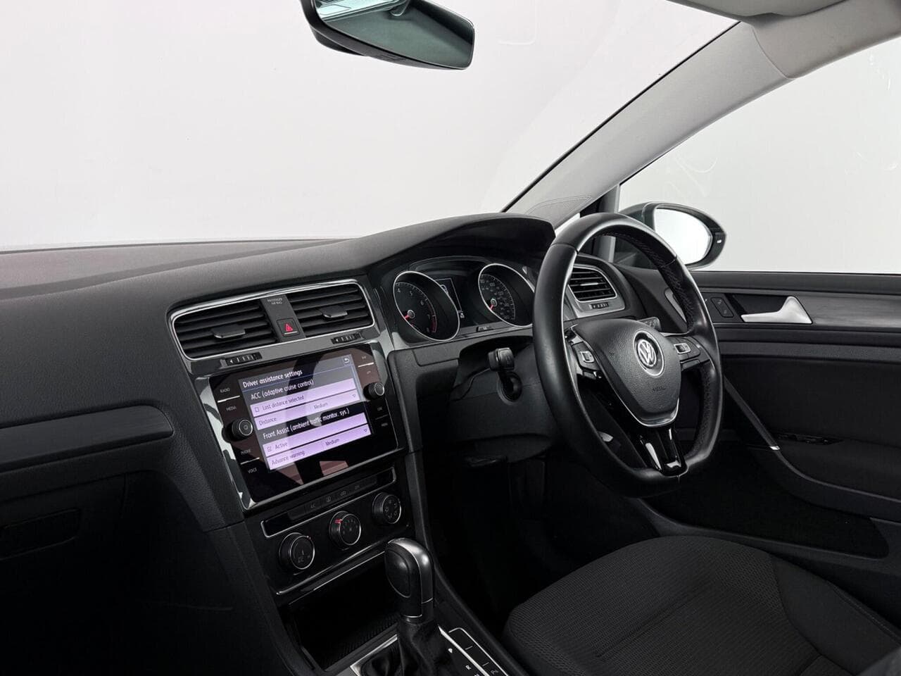 Volkswagen Golf thumbnail Interior Front