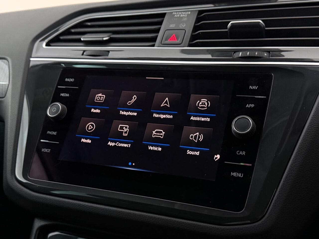 Volkswagen Tiguan thumbnail Infotainment System