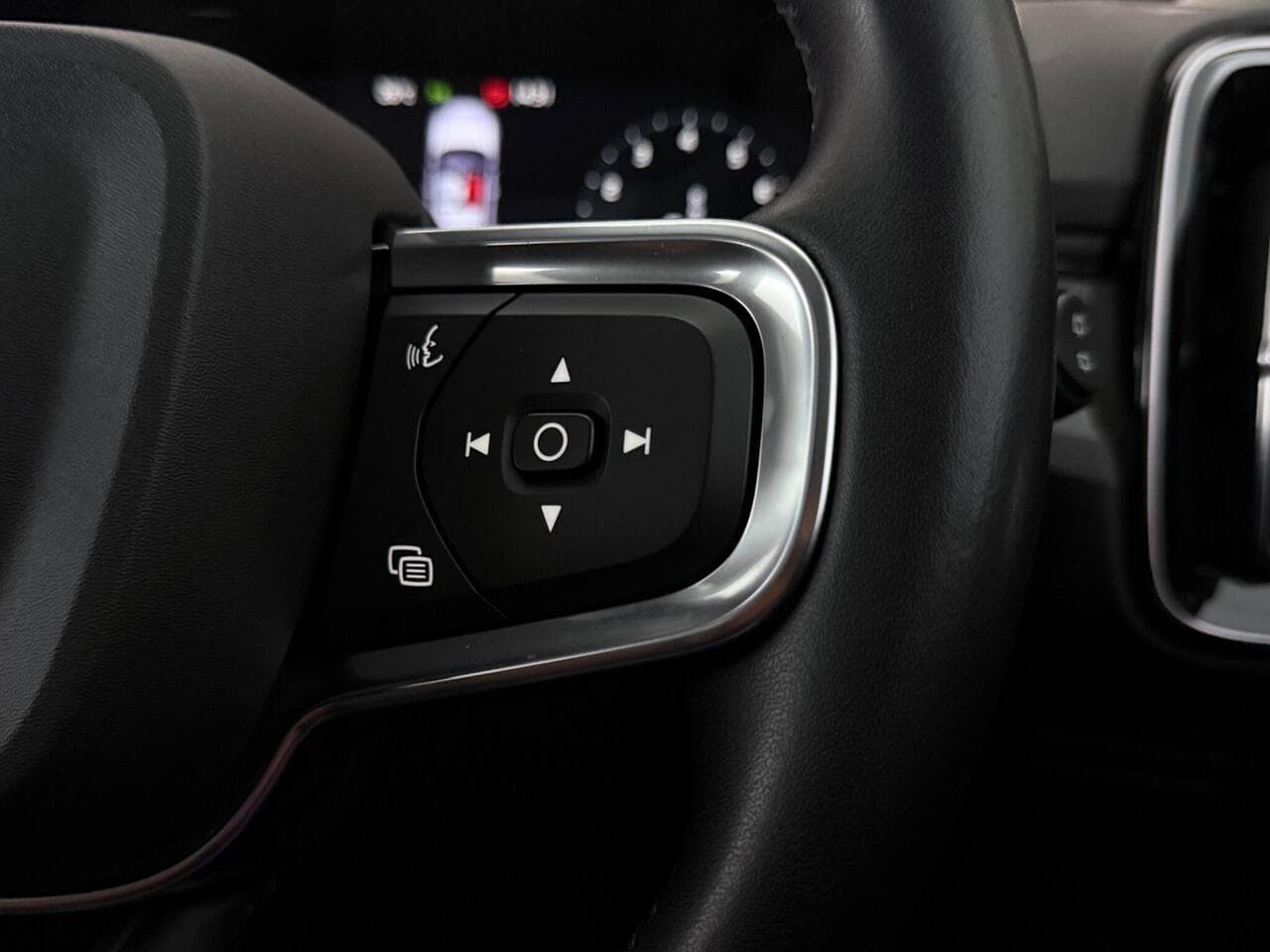 Volvo XC40 thumbnail Misc Controls