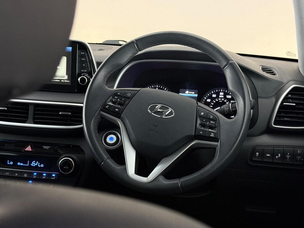 Hyundai TUCSON thumbnail Steering Wheel