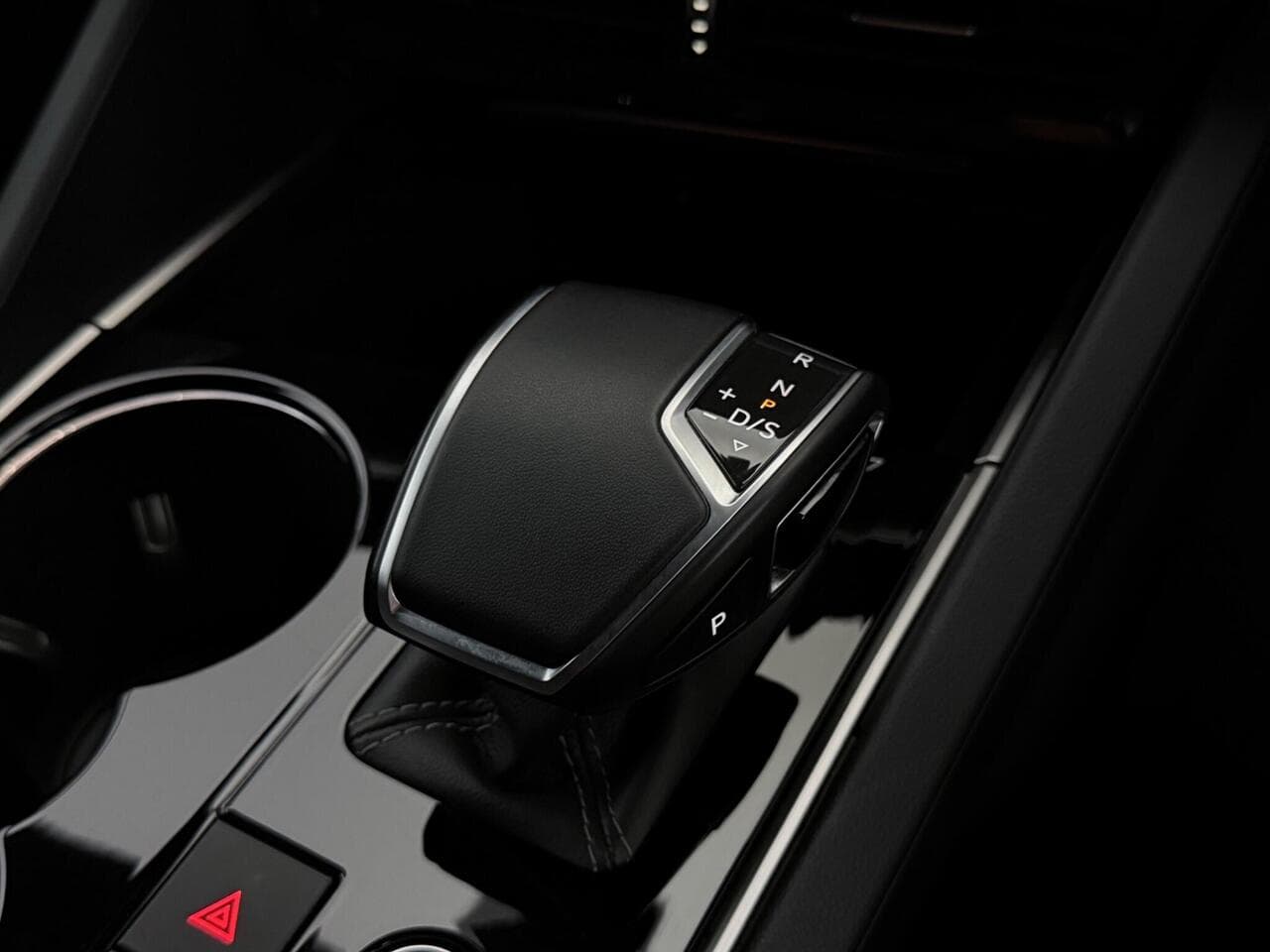 Volkswagen Touareg thumbnail Interior Front