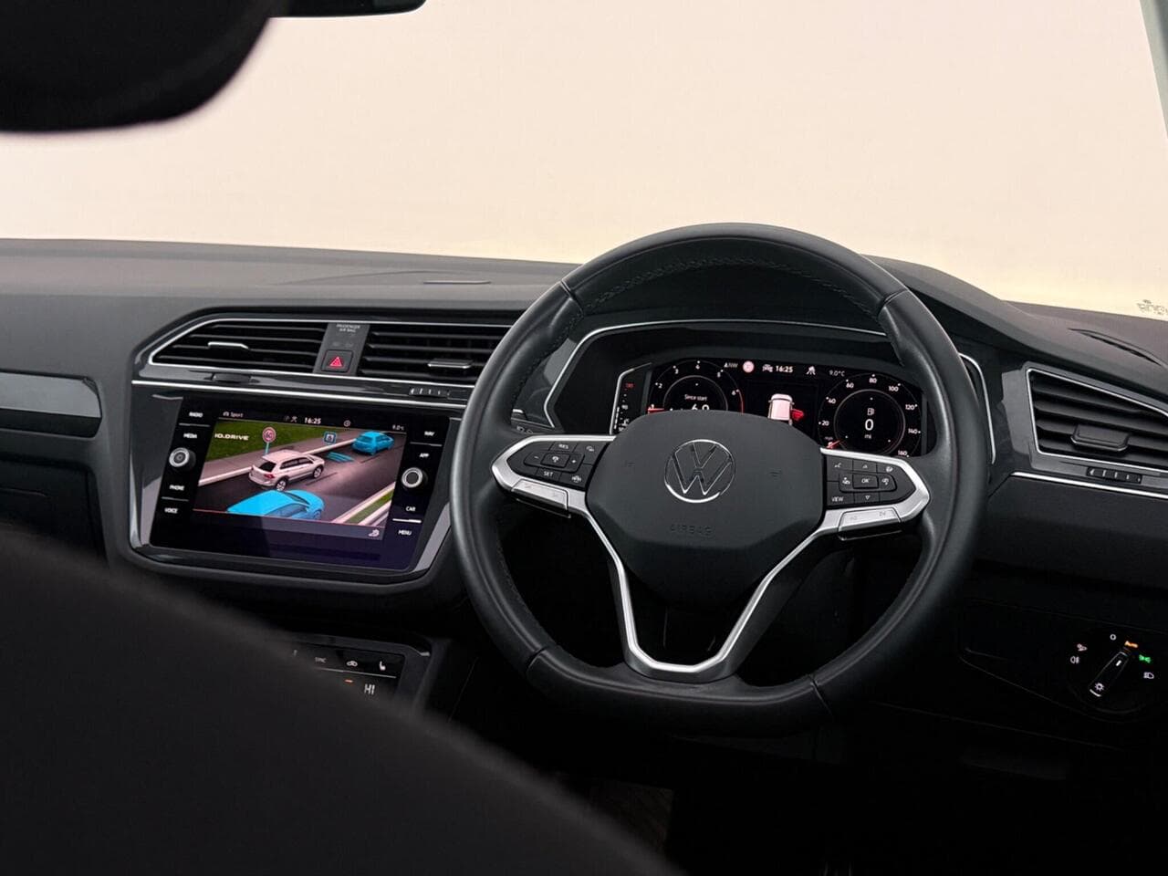 Volkswagen Tiguan thumbnail Steering Wheel