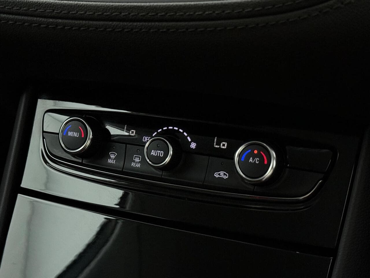 Vauxhall Grandland X thumbnail Misc Controls
