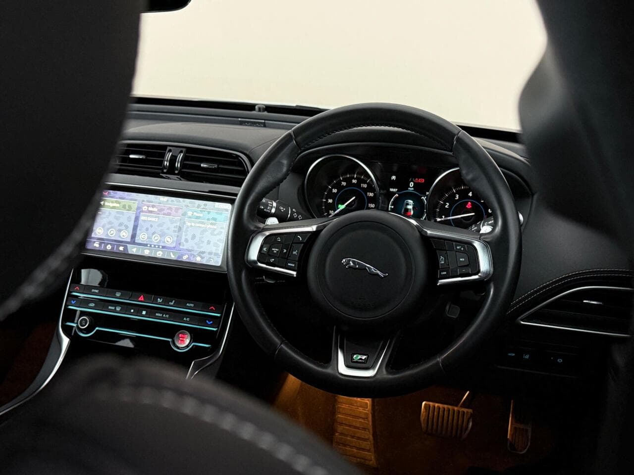 Jaguar XE thumbnail Steering Wheel