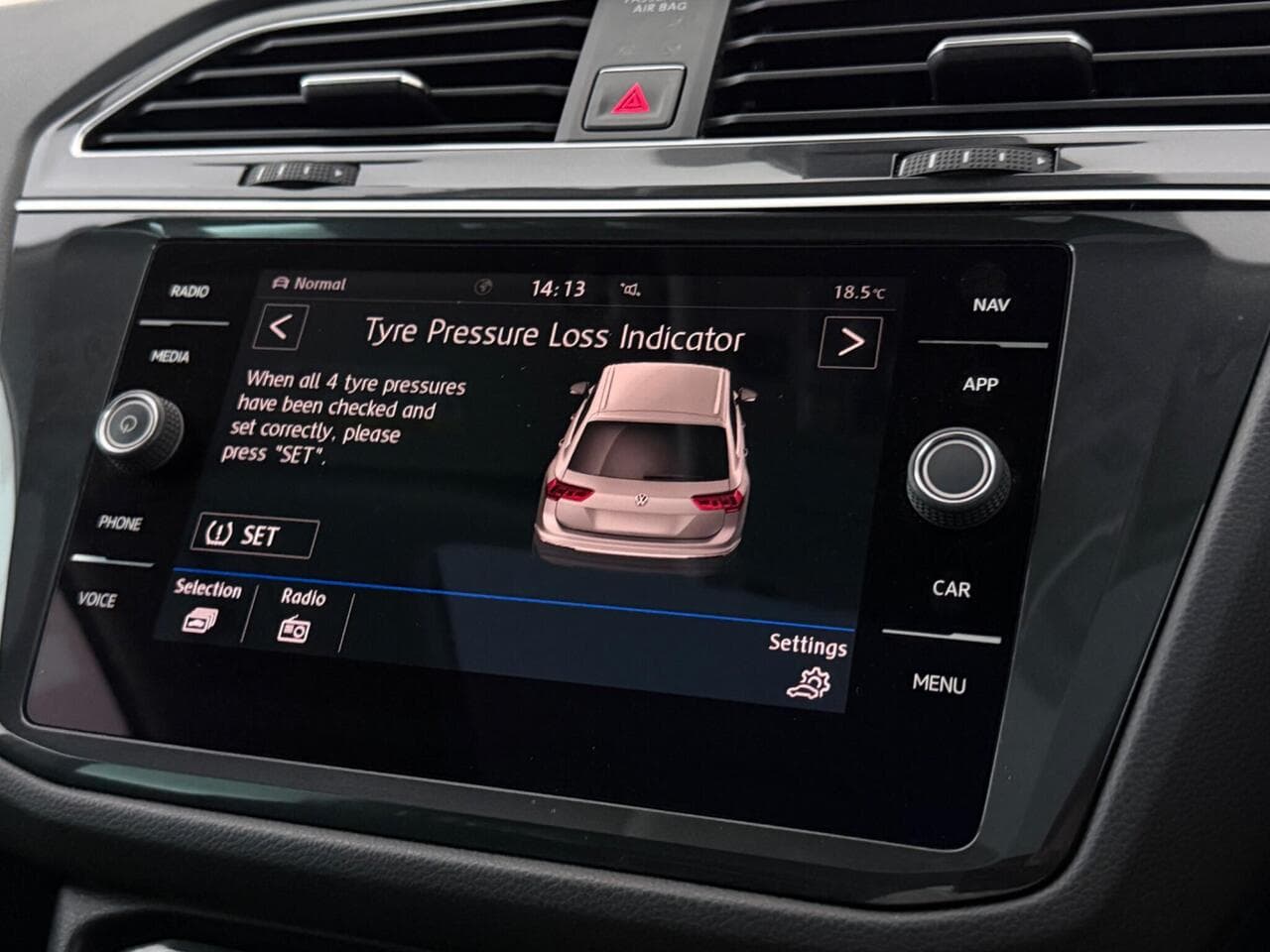 Volkswagen Tiguan thumbnail Infotainment System