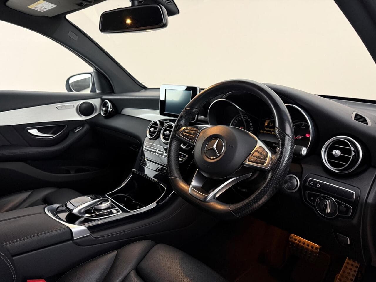 Mercedes-Benz GLC thumbnail Interior Front