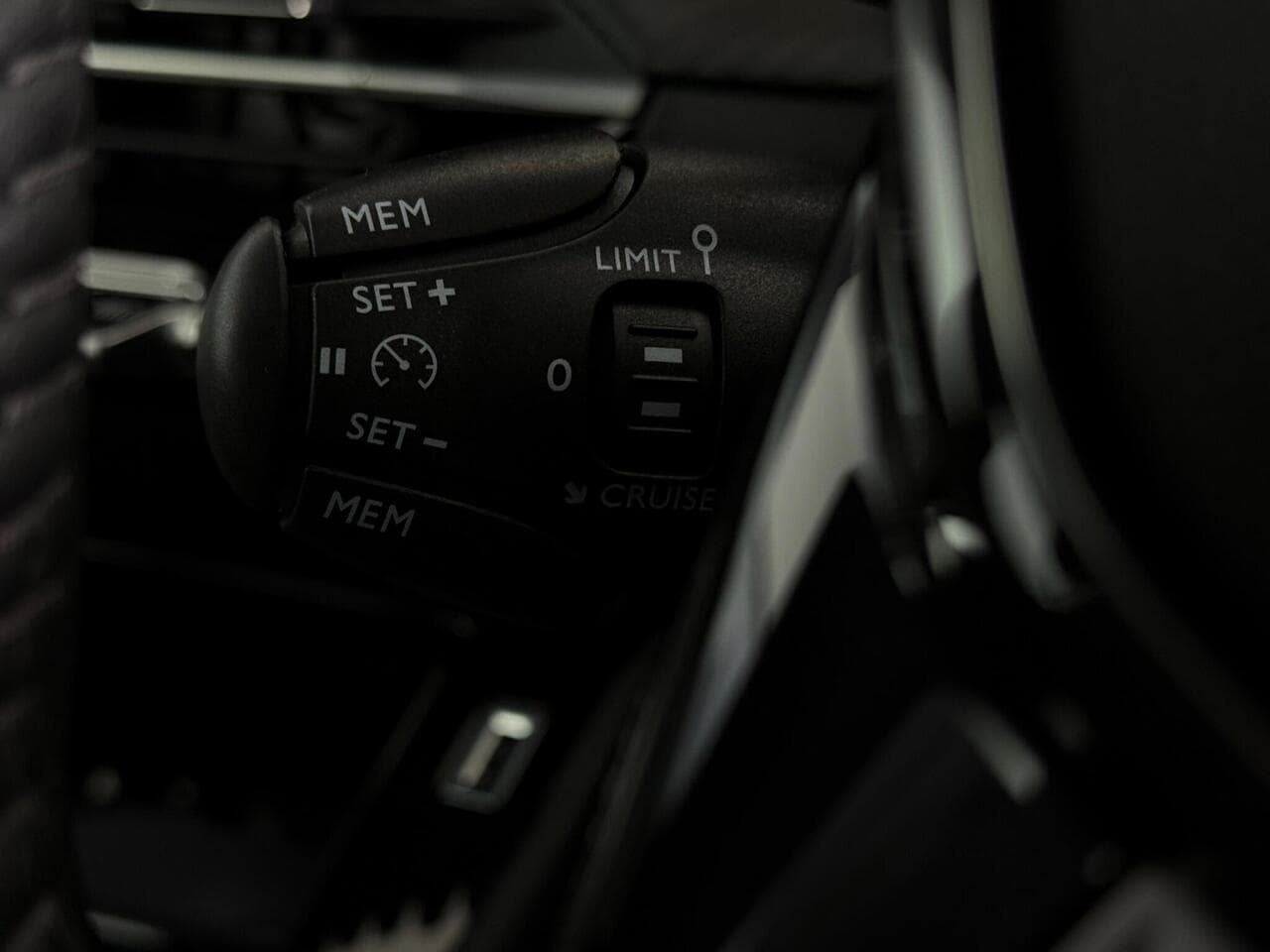 Peugeot 208 thumbnail Misc Controls