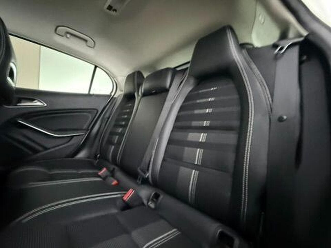 Mercedes-Benz GLA thumbnail Seats Rear
