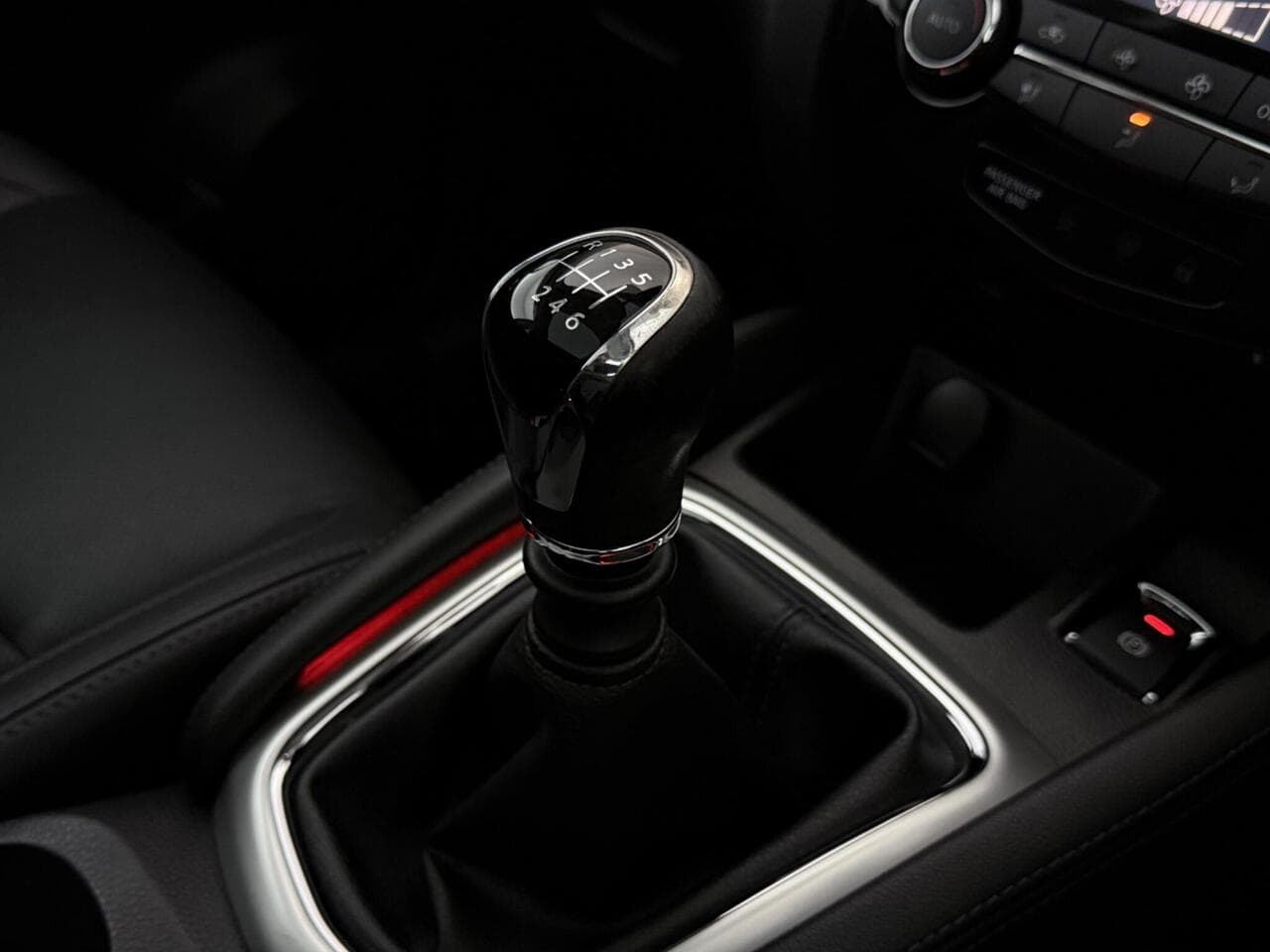 Nissan Qashqai thumbnail Interior Front
