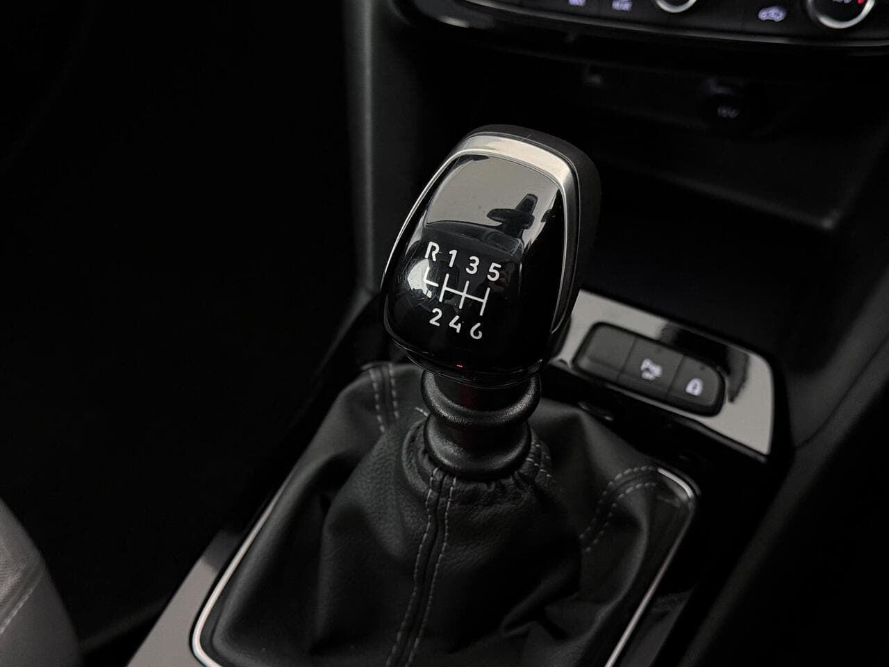 Vauxhall Mokka thumbnail Interior Front