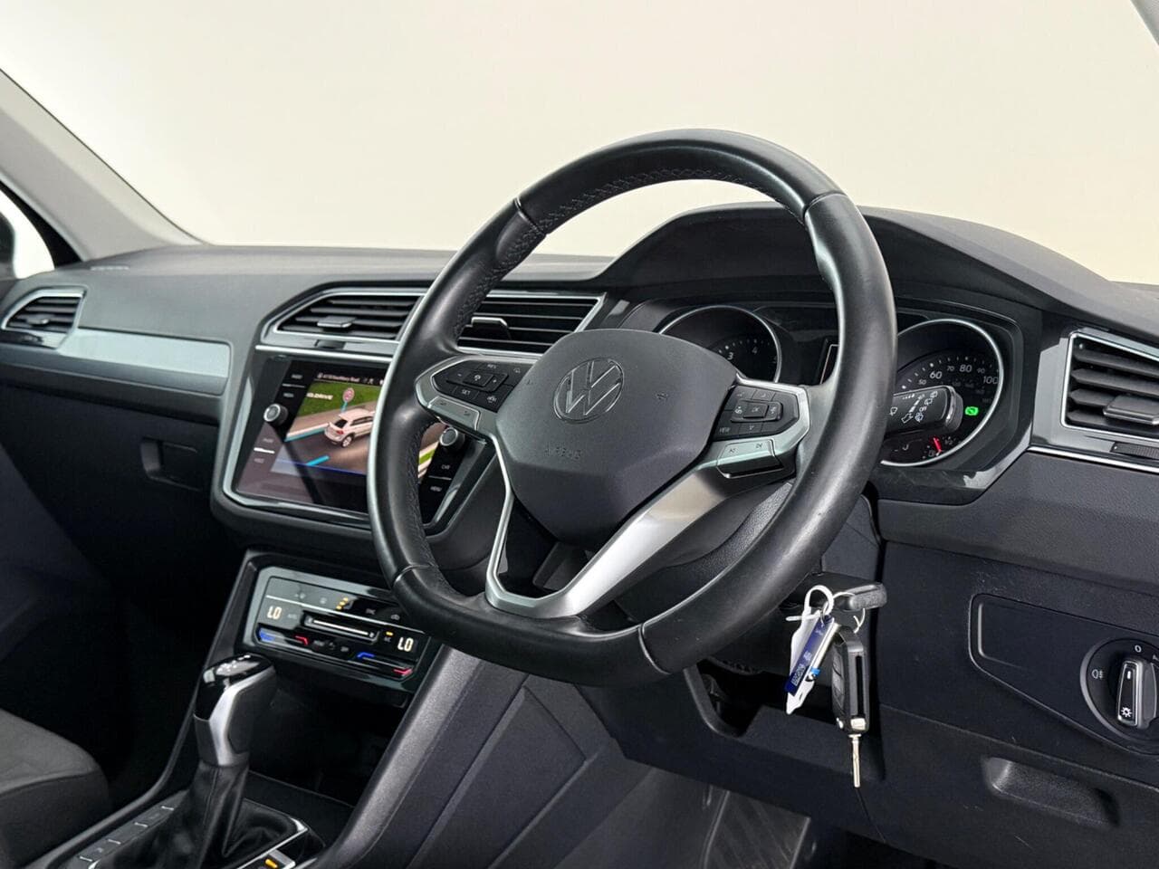 Volkswagen Tiguan thumbnail Interior Front