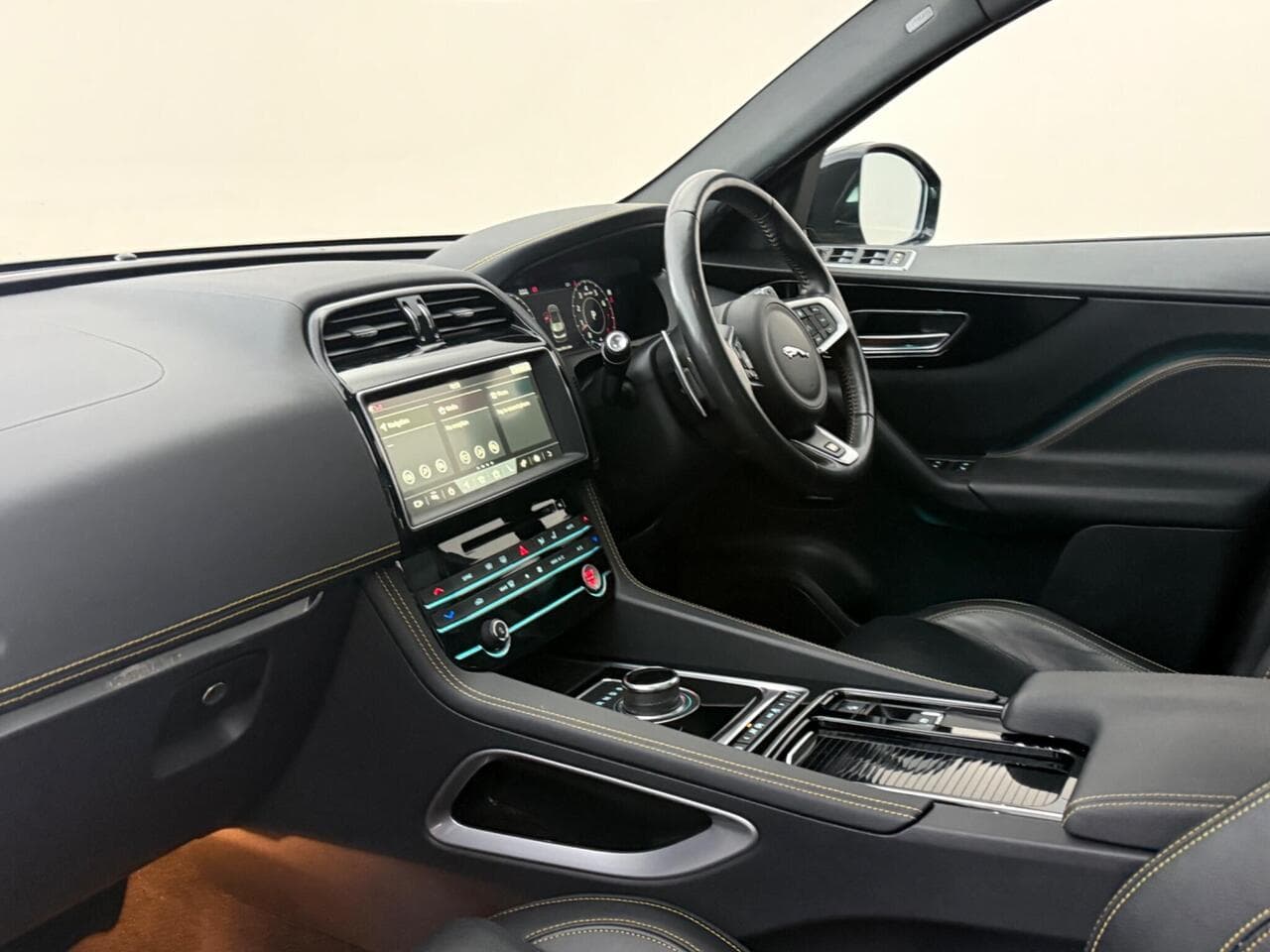 Jaguar F-PACE thumbnail Interior Front