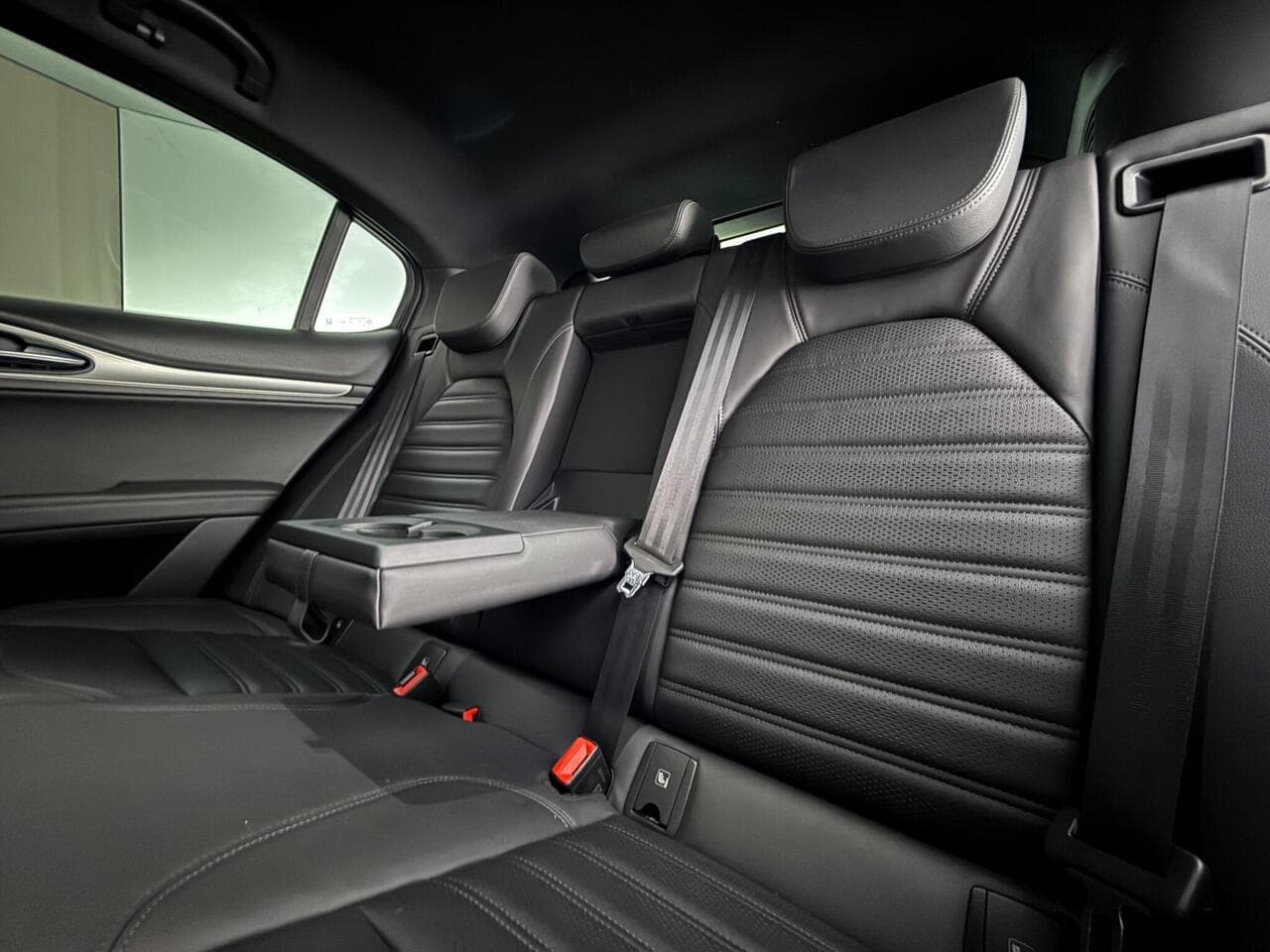 Alfa Romeo Stelvio thumbnail Seats Rear