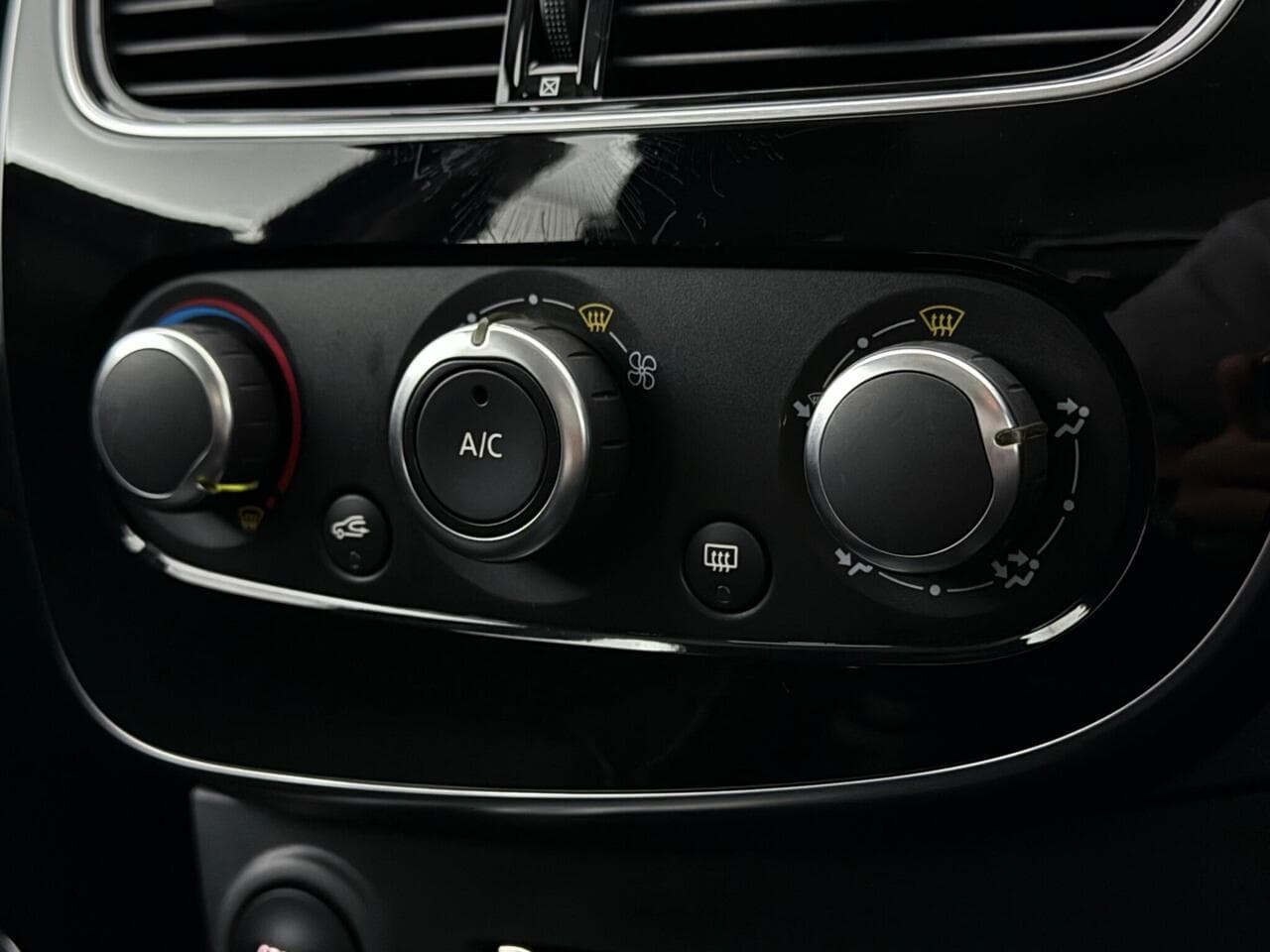 Renault Clio thumbnail Misc Controls