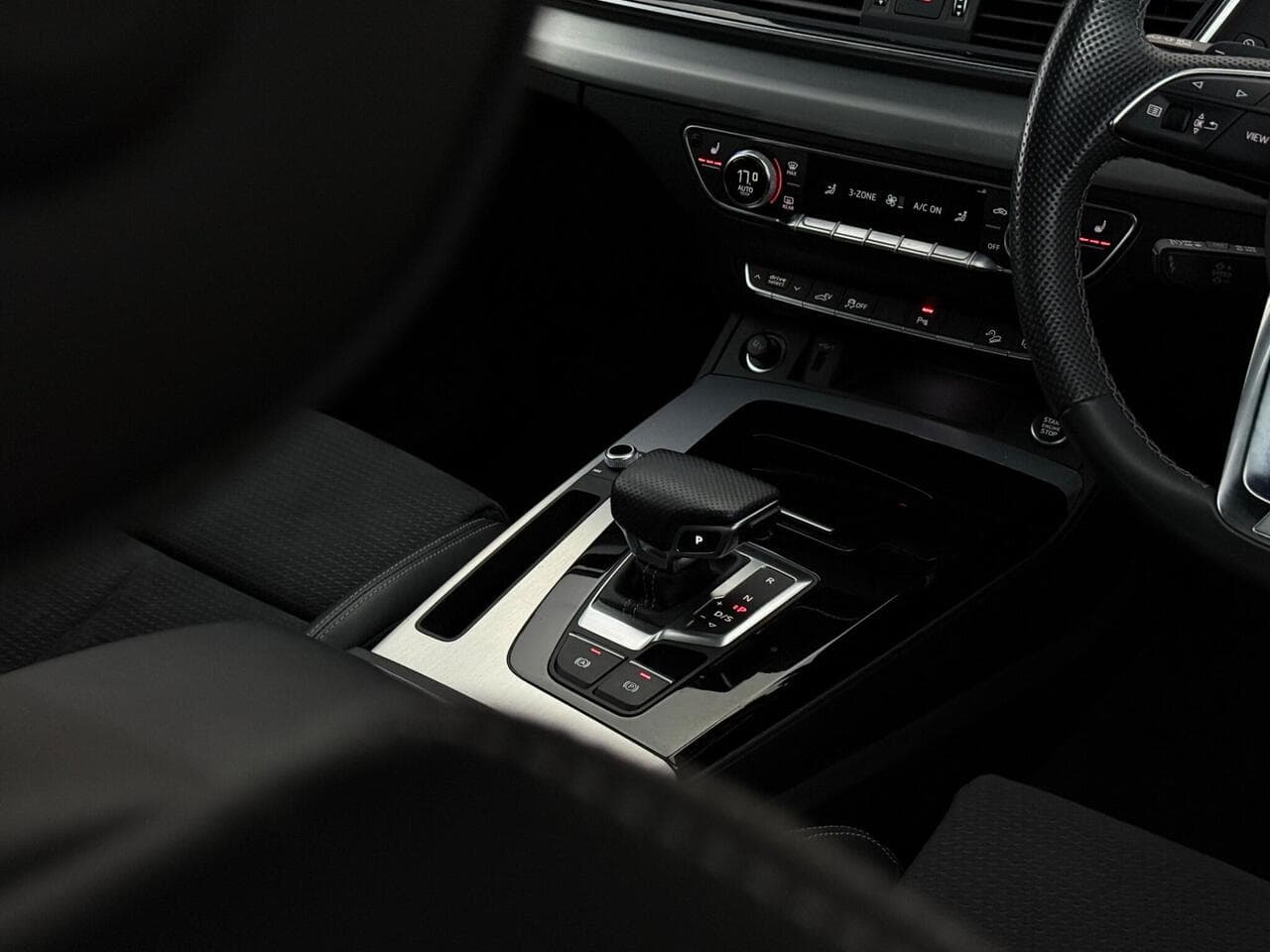 Audi Q5 thumbnail Interior Front