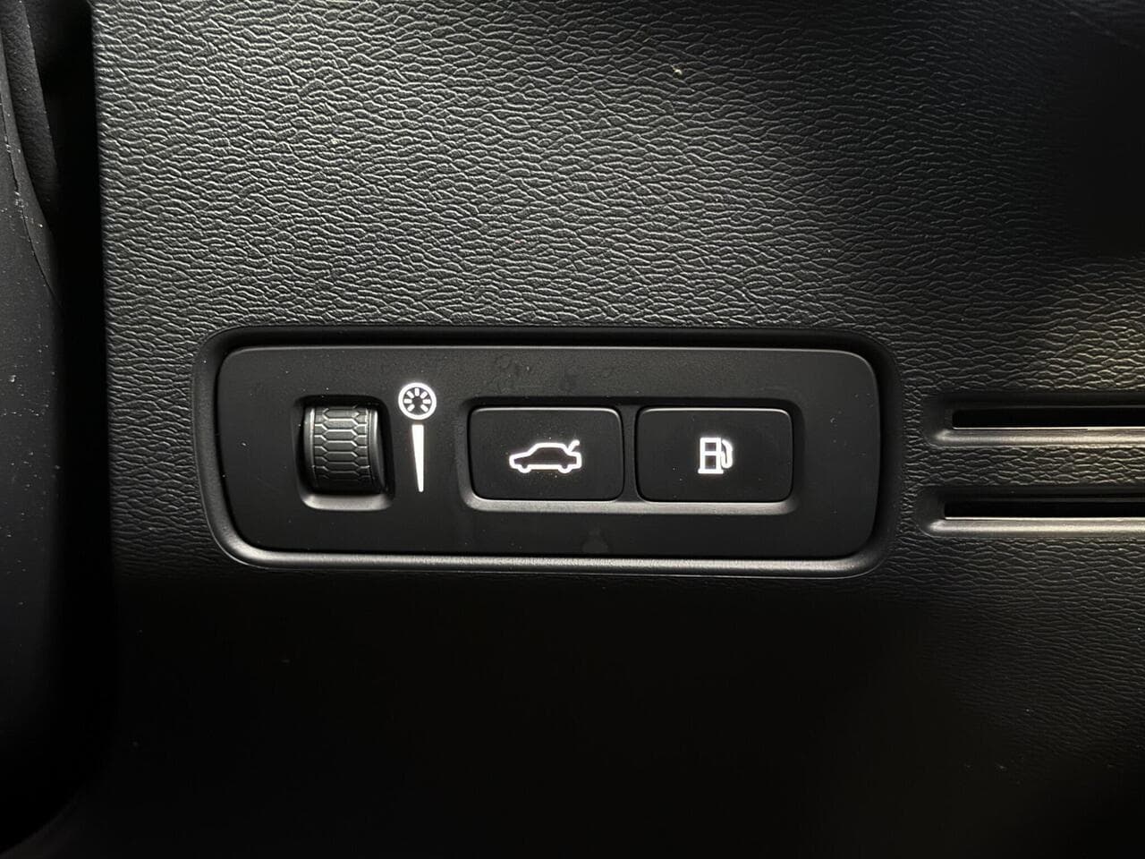 Volvo XC40 thumbnail Misc Controls