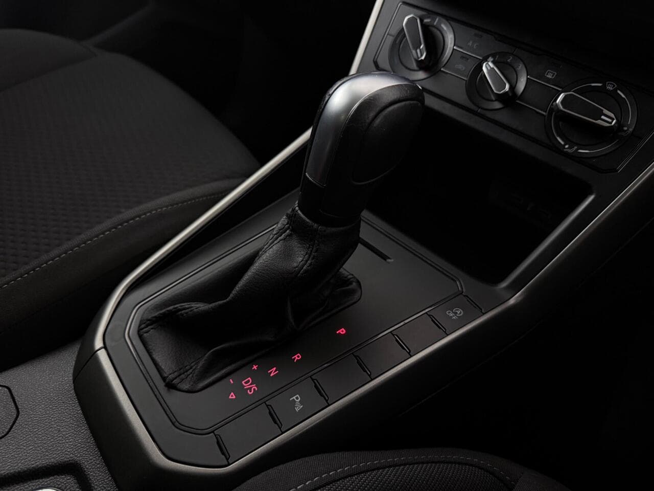 Volkswagen Polo thumbnail Interior Front