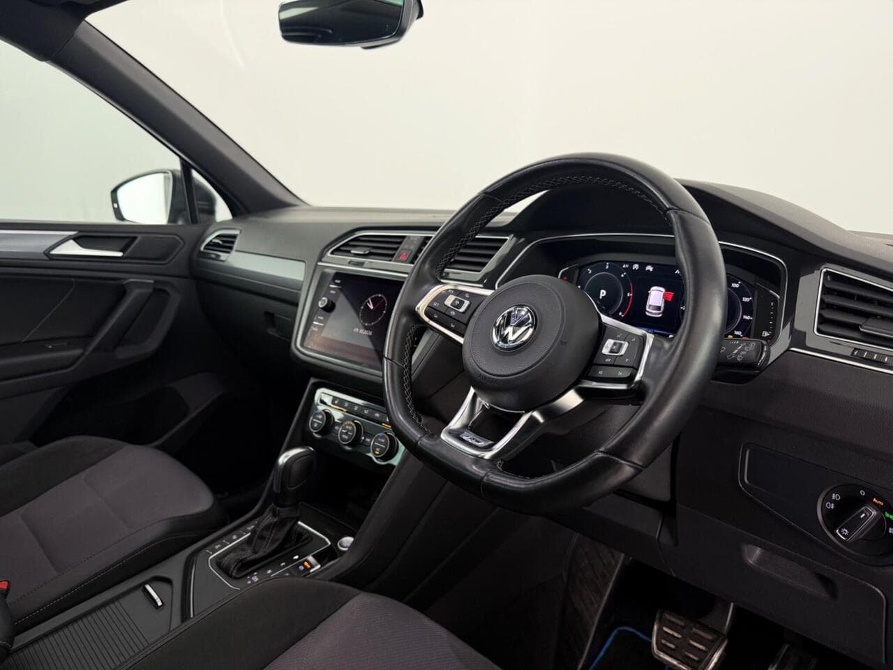 Volkswagen Tiguan thumbnail Interior Front