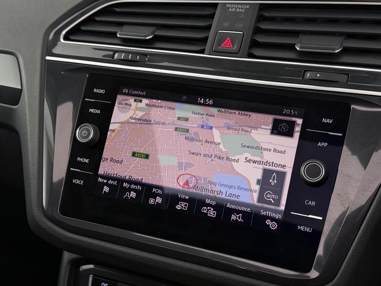 Volkswagen Tiguan thumbnail Infotainment System