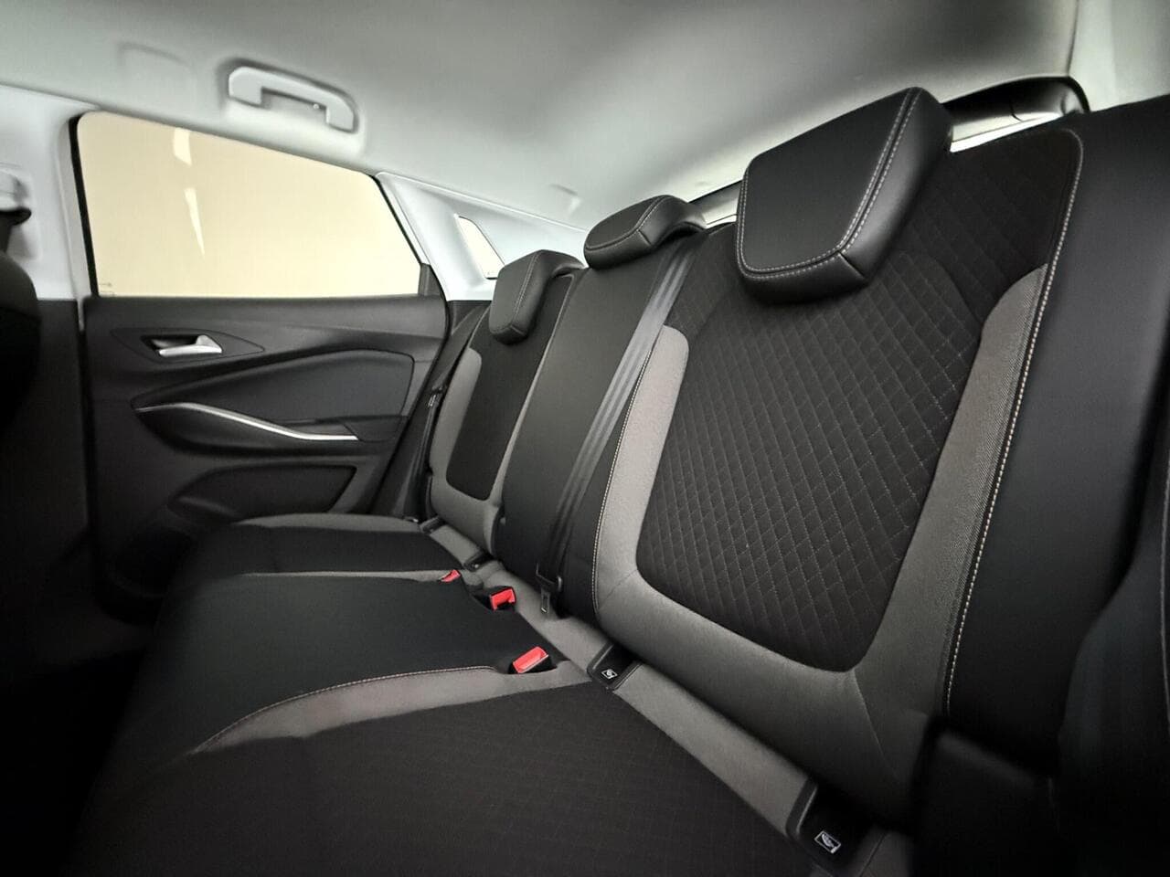 Vauxhall Grandland thumbnail Seats Rear
