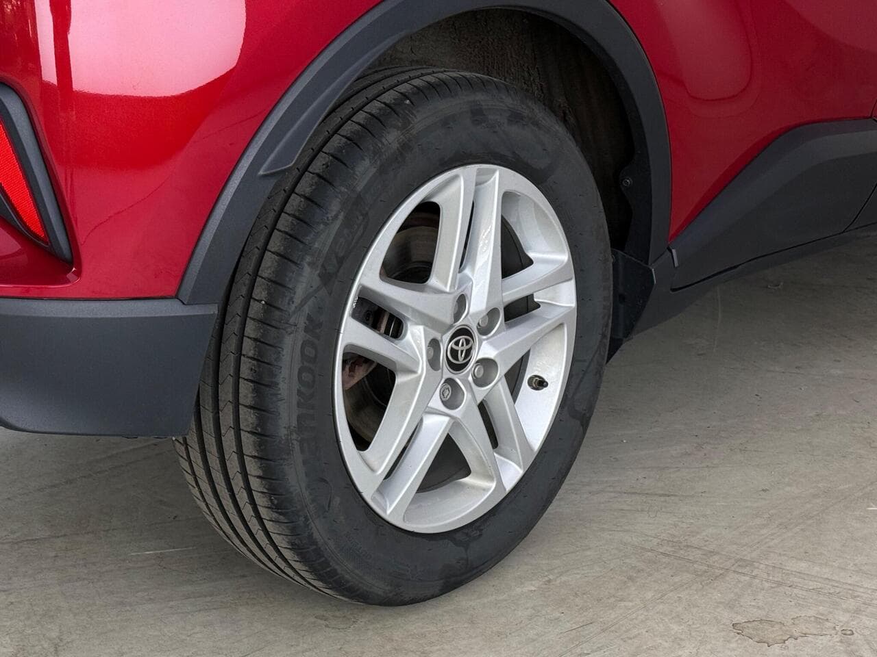 Toyota C-HR thumbnail Wheel