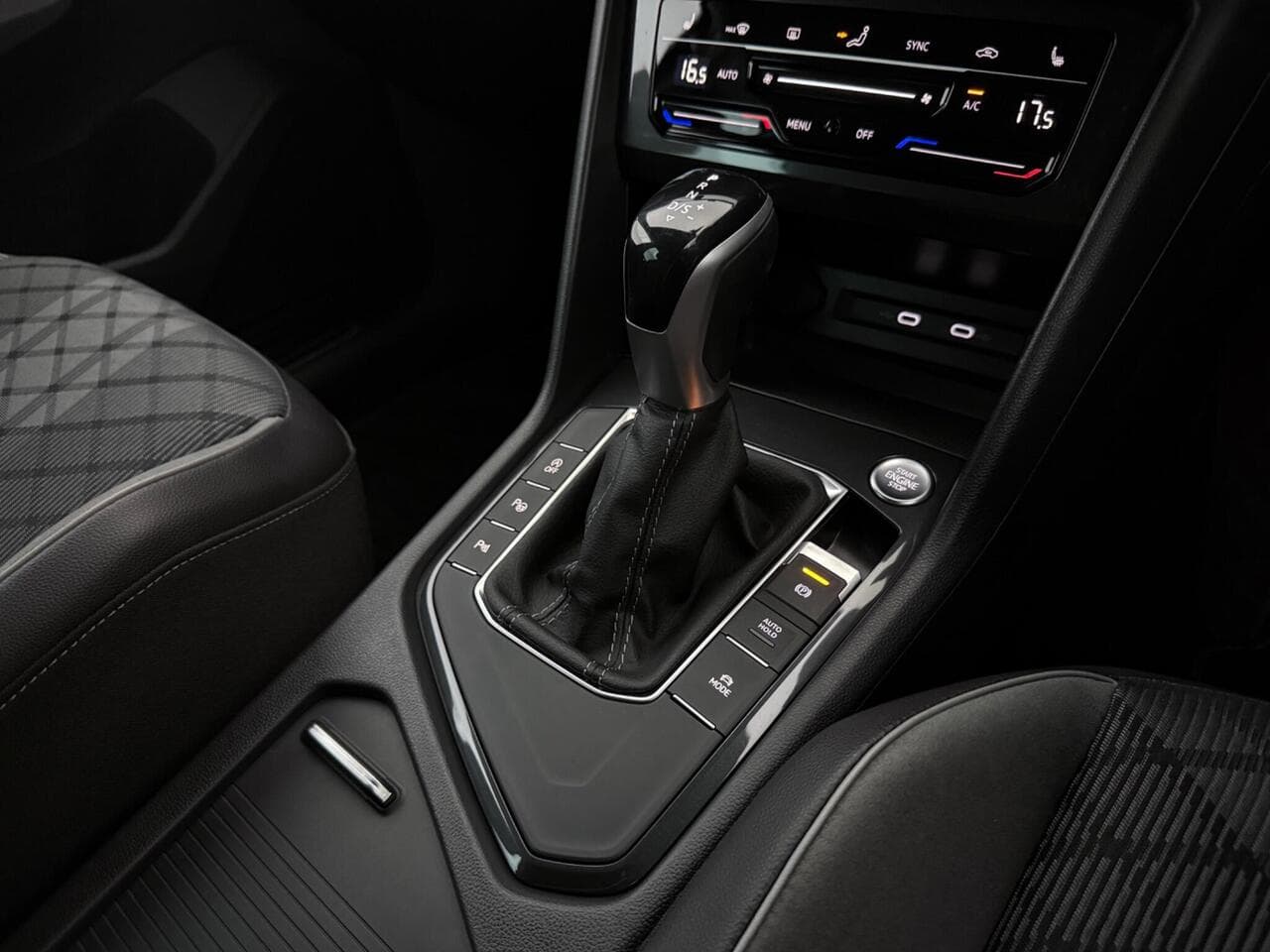 Volkswagen Tiguan thumbnail Interior Front
